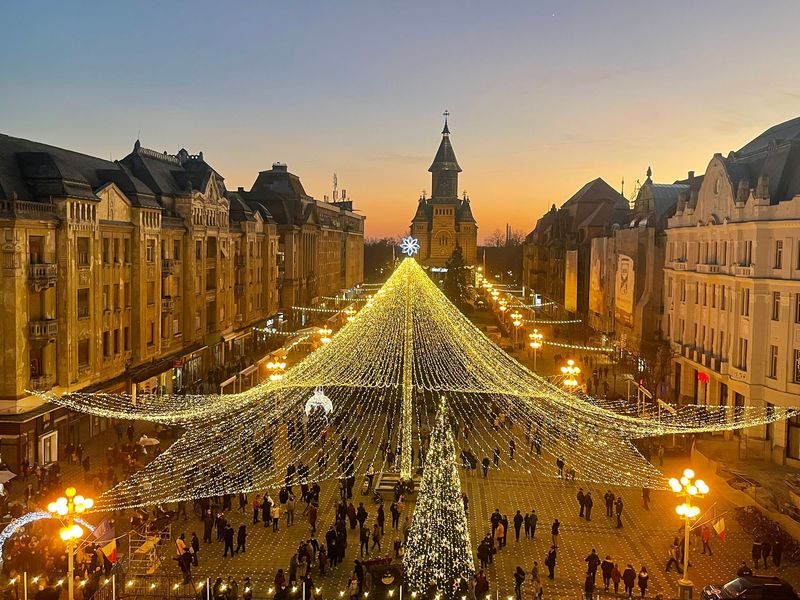 Un bărbat a fost prins de polițiștii locali după ce a furat o căciulă de la Târgul de Crăciun din Timișoara