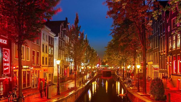 Dimineața Nebună: Autoritățile din Amsterdam vor să mute Cartierul Roșu într-un mall erotic