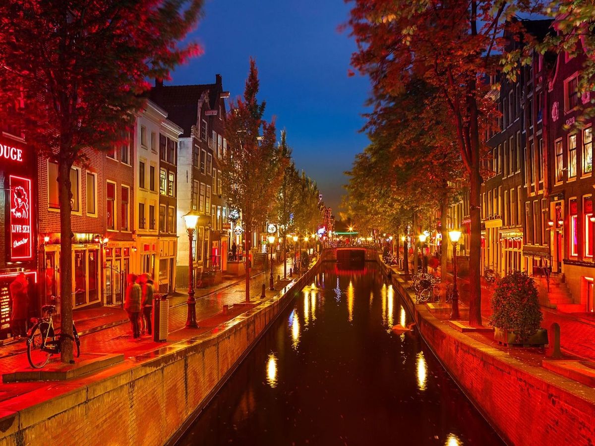 Dimineața Nebună: Autoritățile din Amsterdam vor să mute Cartierul Roșu într-un mall erotic