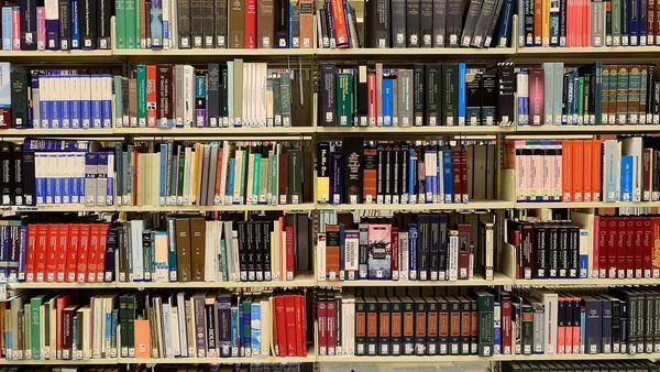 Răsvan Popescu lansează  "In Torent" la T&acirc;rgul de carte Gaudeamus 2022. Cei care participă la eveniment vor avea ocazia să citească &icirc;mpreună din volum