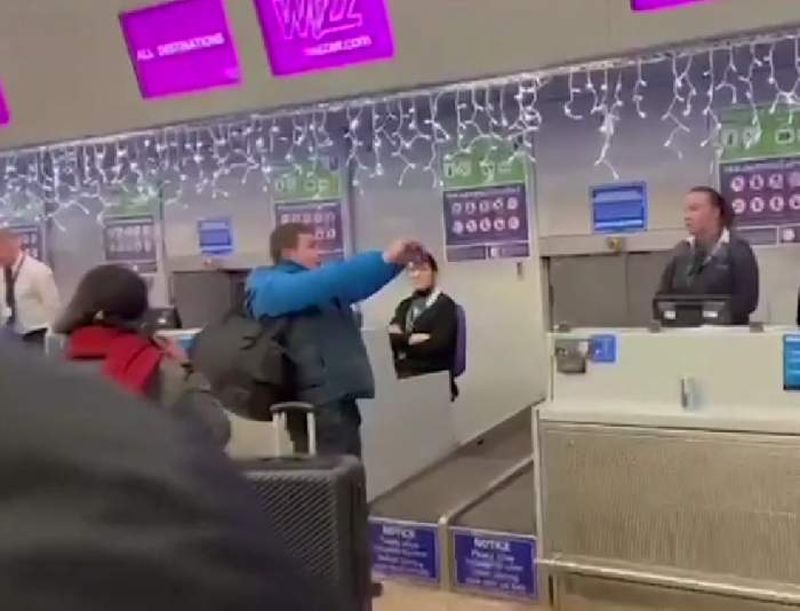 Un român a rupt pașaportul în aerport