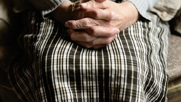 Dimineața Nebună: Motivul ireal pentru care o bătrână din Hunedoara a fost sechestrată - AUDIO