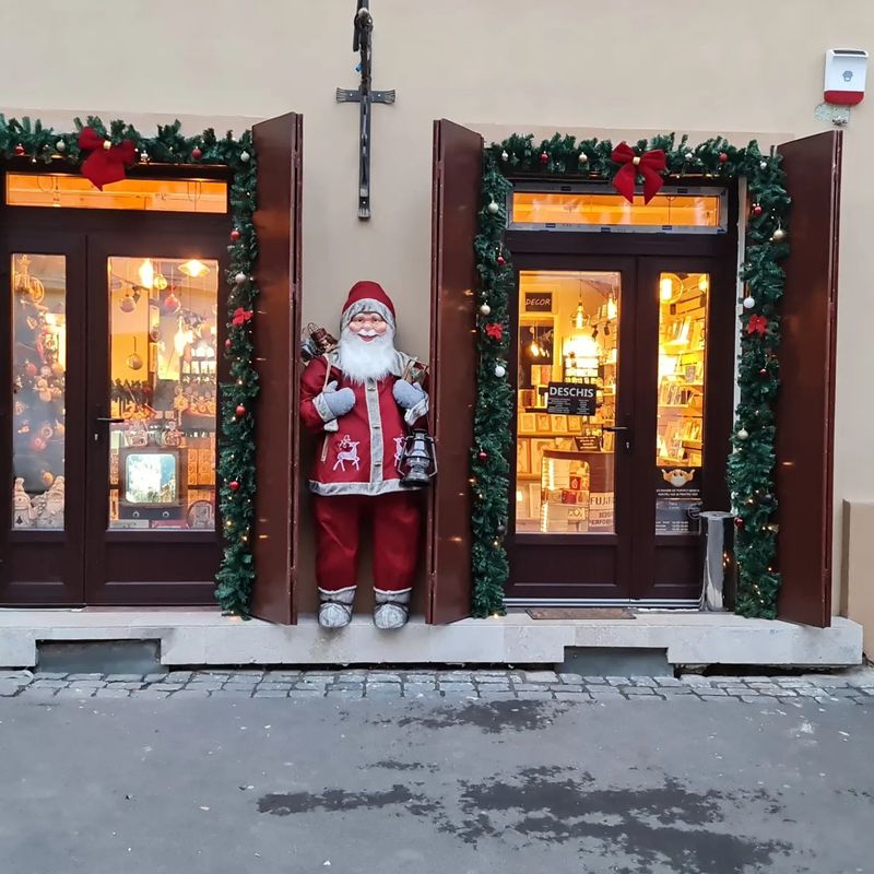  Moș Crăciun de peste doi metri, furat din faţa unui magazin din centrul Timișoarei 