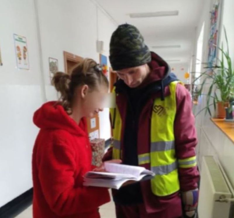 Un bărbat din București nu a intrat la serbarea fiicei sale, rușinat de cum era îmbrăcat