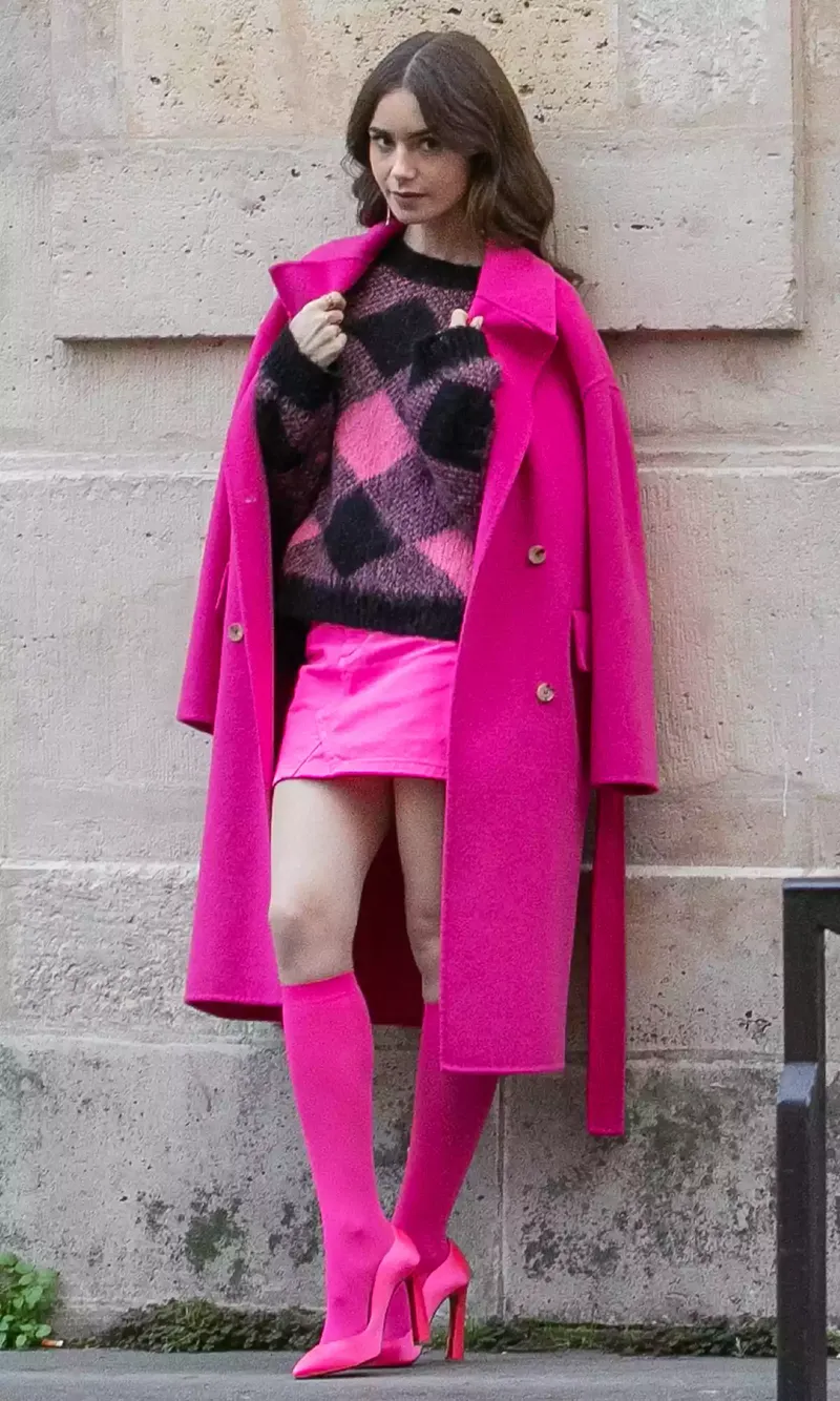 Cum arată garderoba personajelor din ”Emily în Paris”? Iată un top al celor mai spectaculoase ținute purtate de Lily Collins
