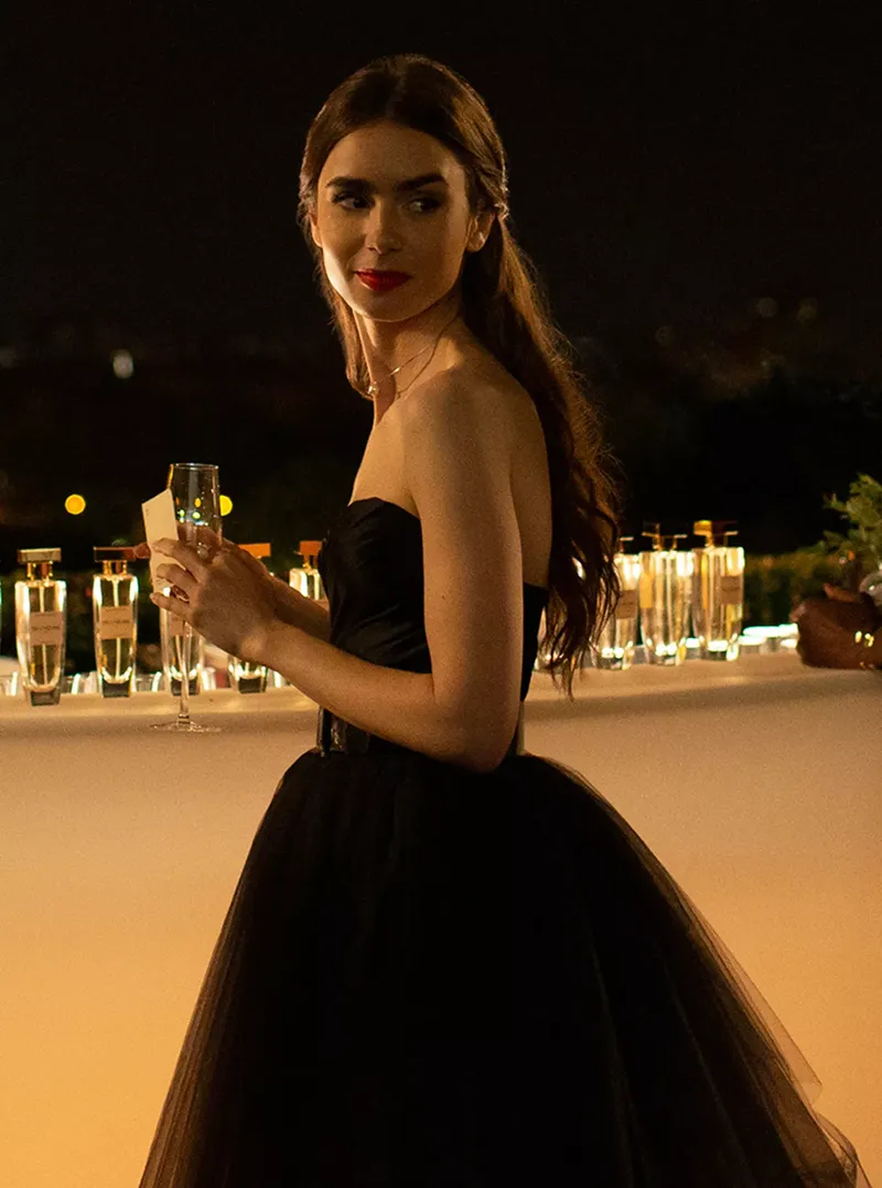 Cum arată garderoba personajelor din ”Emily în Paris”? Iată un top al celor mai spectaculoase ținute purtate de Lily Collins