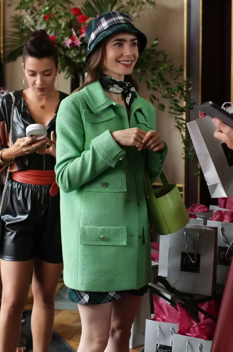 Cum arată garderoba personajelor din ”Emily în Paris”? Iată un top al celor mai spectaculoase ținute purtate de Lily Collins