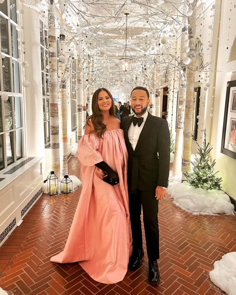 Sătulă de critici, Chrissy Teigen a transmis un mesaj dur urmăritorilor săi: „Mereu aud: este însărcinată tot timpul”