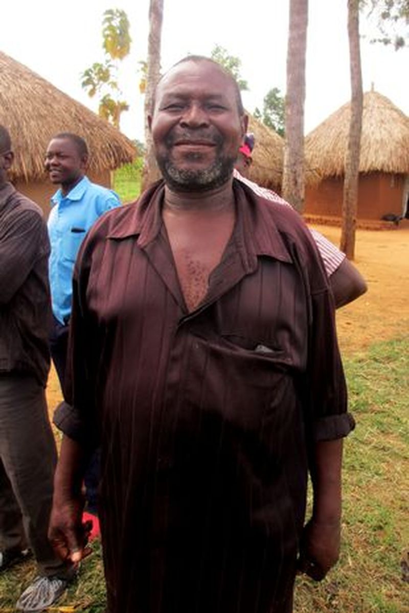  S-a căsătorit cu 12 soții și a făcut 102 copii, iar acum le cere soțiilor să nu mai facă și alții. Nici nu își cunoaște toți nepoții