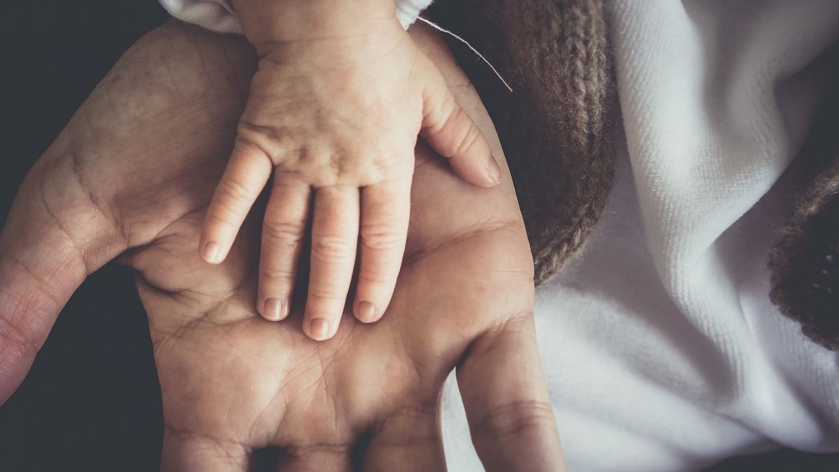 Un bebeluș din Marea Britanie a fost diagnosticat cu o boală extrem de rară. Medicii nu știu cum va fi afectat copilul când va crește