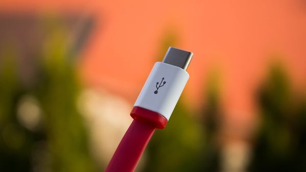 Legea privind încărcătorul unic USB-C intră în vigoare. Cât timp au producătorii la dispoziție