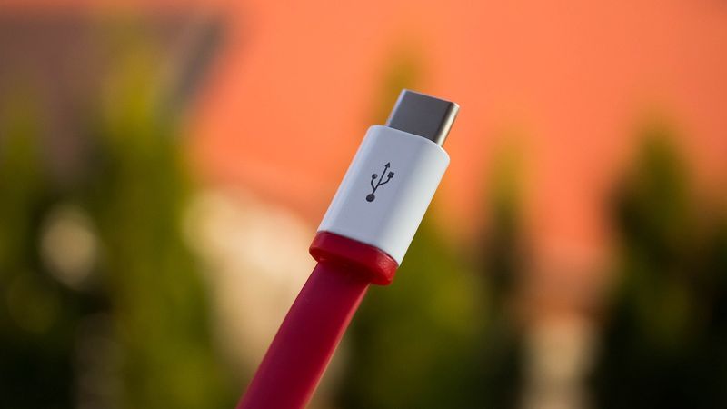 Legea privind &icirc;ncărcătorul unic USB-C intră &icirc;n vigoare. C&acirc;t timp au producătorii la dispoziție