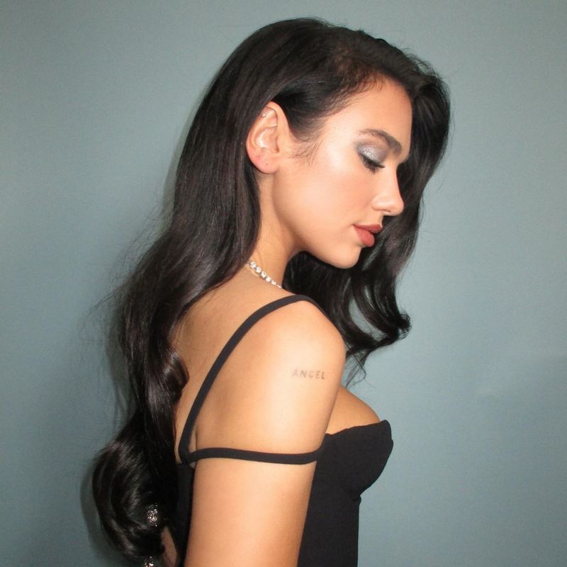 Dua Lipa, apariție îndrăzneață la petrecerea de Revelion! Cântăreața a lăsat totul la vedere