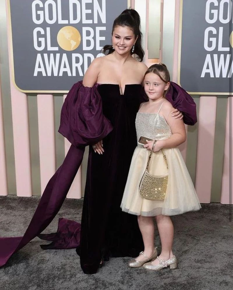 Selena Gomez, apariție de excepție la Globurile de aur! Vedeta a atras toate privirile pe covorul roșu, alături de sora mai mică