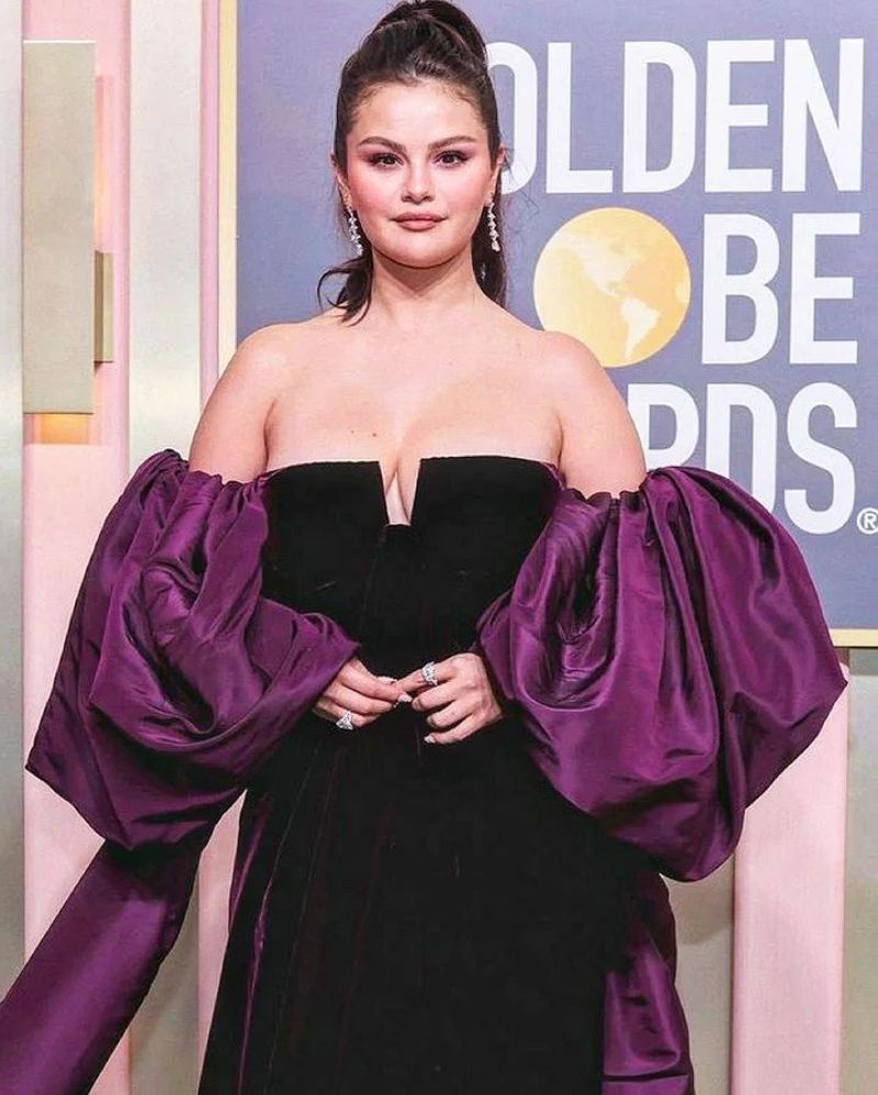 Selena Gomez, apariție de excepție la Globurile de aur! Vedeta a atras toate privirile pe covorul roșu, alături de sora mai mică