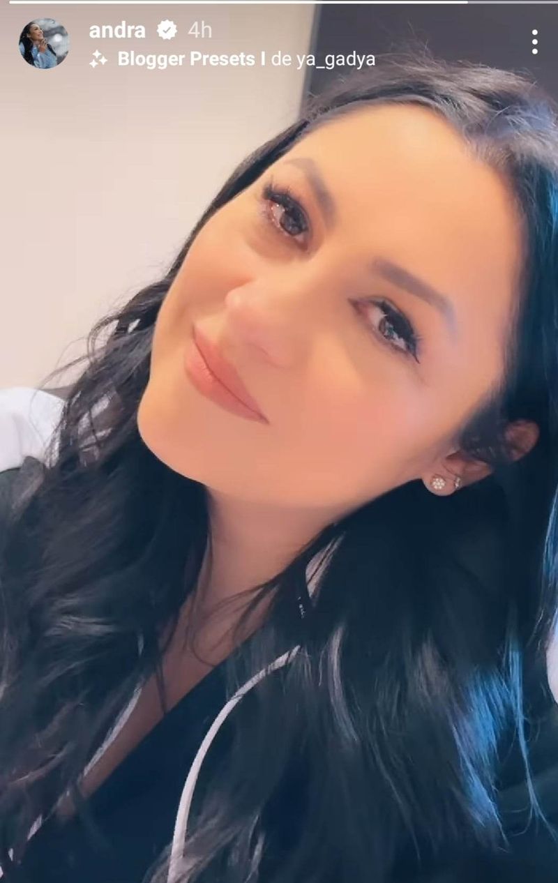 Andra cu ochii în lacrimi alături de soțul ei la spital