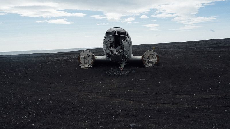 Tragedie uriașă &icirc;ntr-o stațiune turistică! Un avion cu 72 de pasageri la bord s-a prăbușit! 68 de pasageri au decedat. Cum a fost filmată aeronava cu c&acirc;teva secunde &icirc;nainte de impact