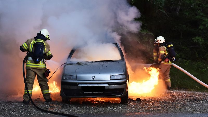 S-a certat cu soția, i-a incendiat mașina și apoi a sunat la 112. Ce a spus, de fapt, un bărbat din Lugoj dispecerilor de la 112 c&acirc;nd a anunțat incendiul