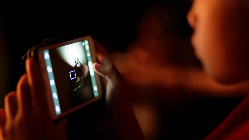 Provocare terifiantă pe TikTok! O fetiță de 12 ani a murit asfixiată după ce a &icirc;ncercat să ducă la bun sf&acirc;rșit unul din cele mai periculoase jocuri
