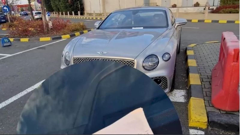 Un bărbat a parcat neregulamentar și s-a &bdquo;trezit&rdquo; cu un mesaj lăsat &icirc;n parbriz: &rdquo;Vă ajut eu cu 2 lei să puteți parca civilizat&rdquo;. Imaginile cu biletul și banii lăsați au devenit virale