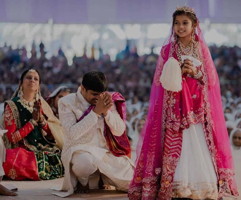 Moștenitoarea unui imperiu al diamantelor de peste 60 de milioane de dolari s-a călugărit la 8 ani.