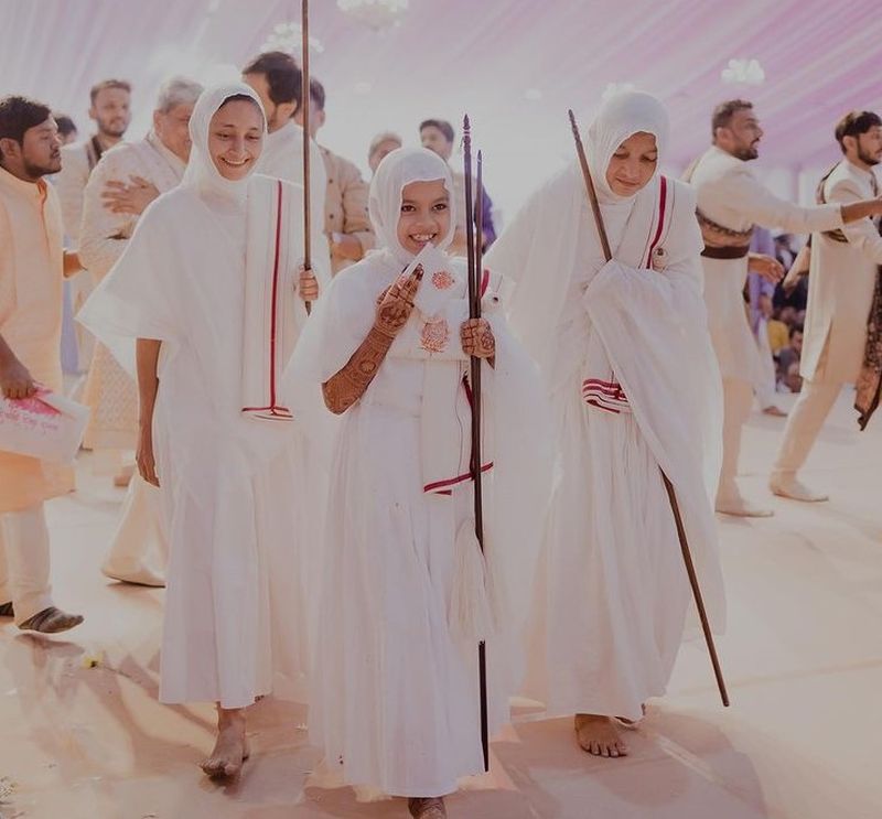 Moștenitoarea unui imperiu al diamantelor de peste 60 de milioane de dolari s-a călugărit la 8 ani.