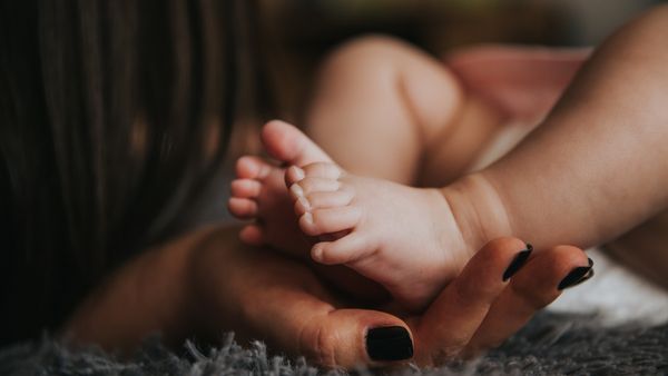 Rom&acirc;ncele care nasc &icirc;n 2023 vor primi tichete sociale &icirc;n valoare de 2000 de lei