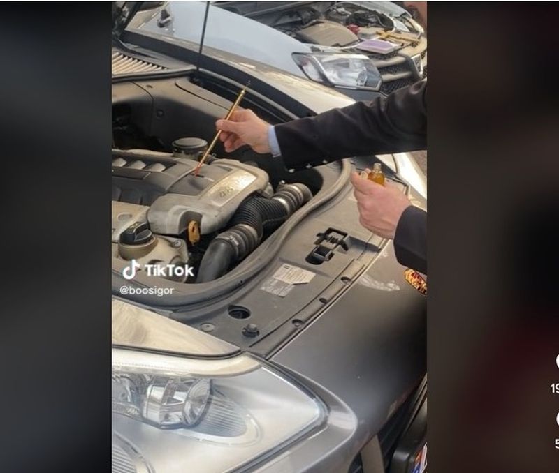 Un preot a devenit viral pe Tik Tok, după ce a sfințit mașina unui proprietar 