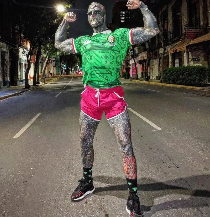 Unui bărbat i-a fost interzis sa intre în unele restaurante din cauza aspectului său fizic.