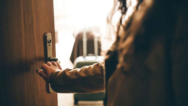 Dimineața Nebună: Un bărbat din Suceava și-a adus amanta acasă și i-a spus soției că e o verișoară. Ce a urmat este incredibil - AUDIO