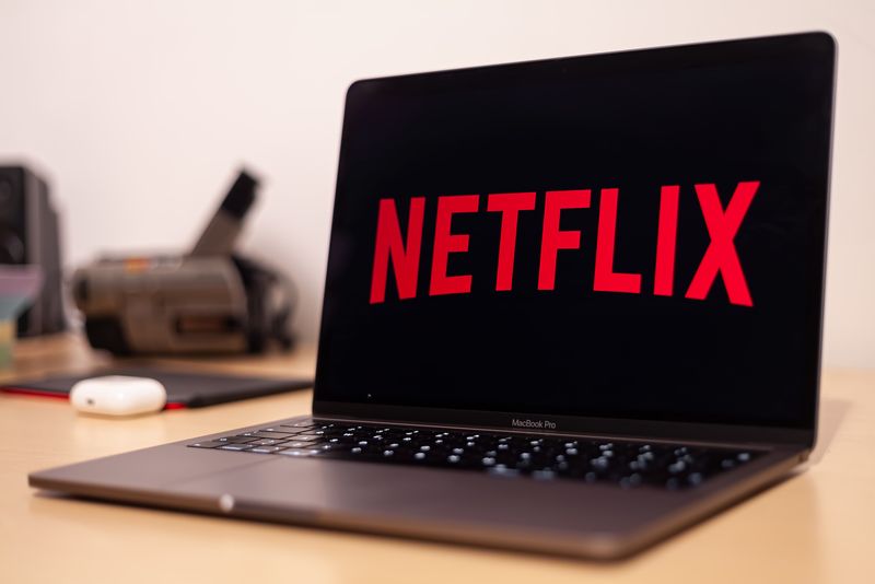 Vești proaste pentru utilizatorii care își împart parolele de la Netflix! Ce se întâmplă din martie