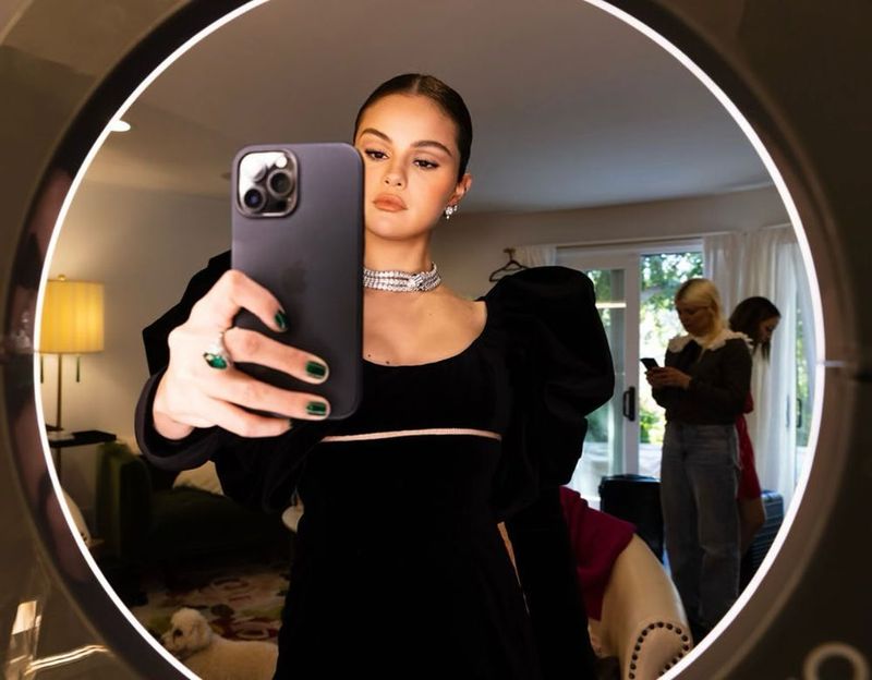 Selena Gomez, surprinsa cu mainile tremurand intr-un video