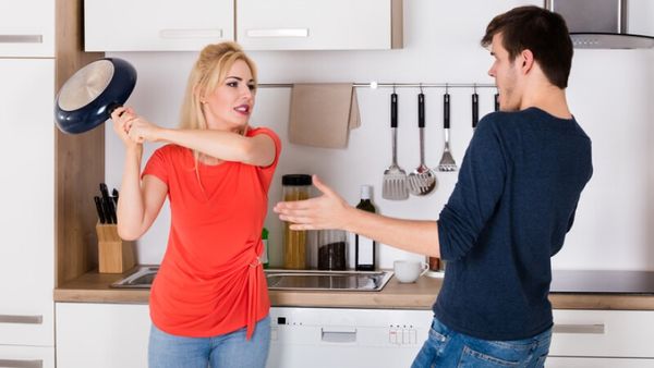 Dimineața Nebună: Femeie arestată pentru că și-a bătut concubinul de mai multe ori. &Icirc;l lovea cu tigaia &icirc;n cap și &icirc;l mușca de genunchi - AUDIO