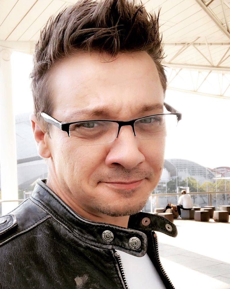 Jeremy Renner și-a rupt 30 de oase în accident