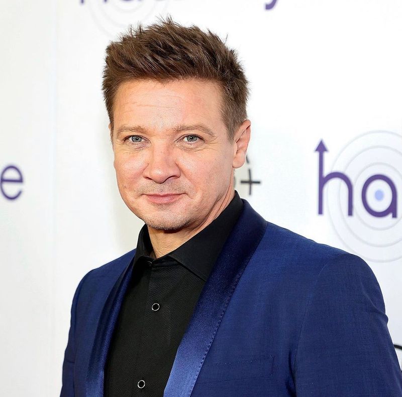 Jeremy Renner și-a rupt 30 de oase în accident