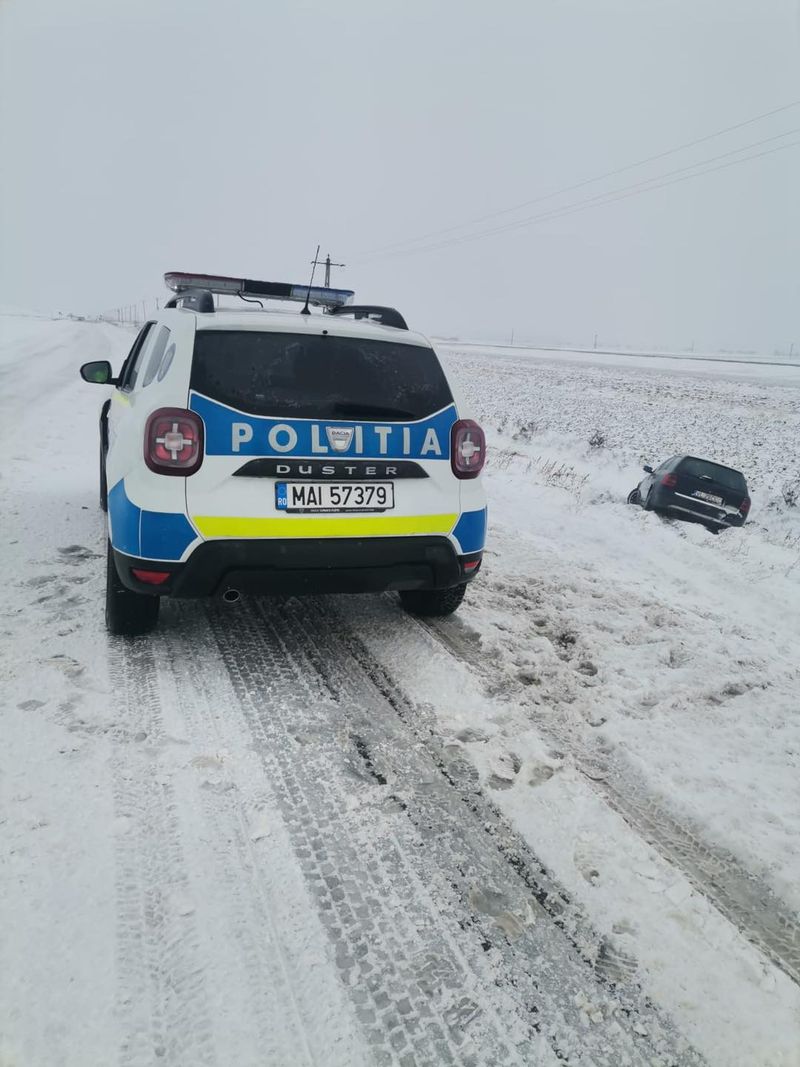 Codul Rutier 2023: Ce amendă primești dacă nu ai anvelope de iarnă, o lopată și un săculeț cu nisip în mașină, în această perioadă a anului?