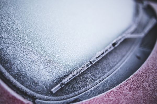 Cum dezgheți parbrizul mașinii &icirc;n doar c&acirc;teva minute? Trucul pe care orice șofer trebuie să &icirc;l știe