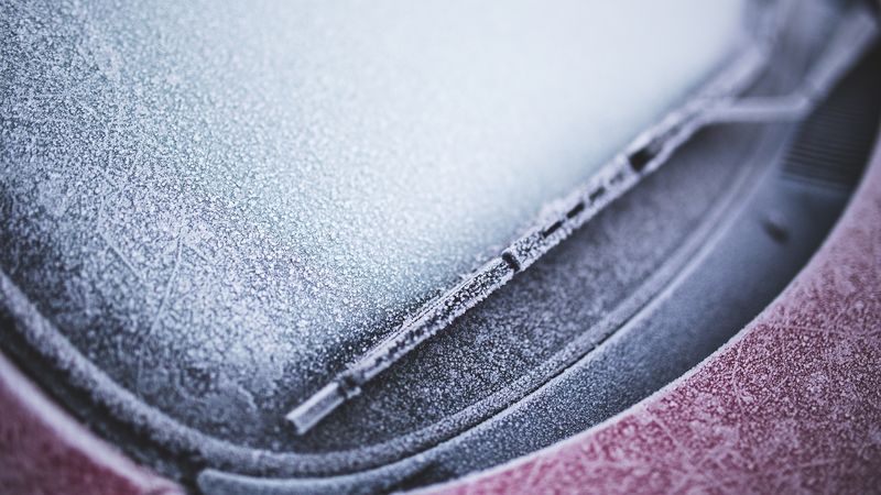Cum dezgheți parbrizul mașinii &icirc;n doar c&acirc;teva minute? Trucul pe care orice șofer trebuie să &icirc;l știe