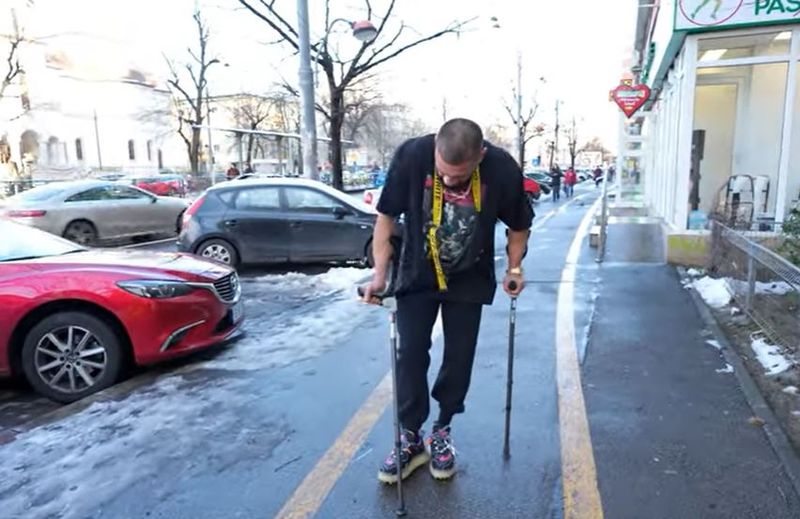  Dorian Popa  şi-a rupt genunchiul după ce a căzut de pe rampa din faţa casei sale