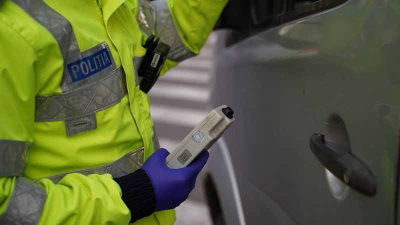 Șofer prins cu sticla de alcool la volan