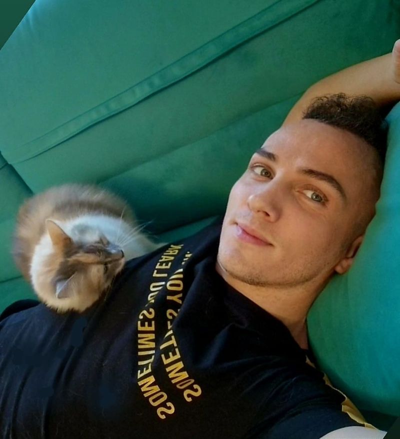 Mihai Trăistariu aude zgomote ciudate din mașina din spălat.