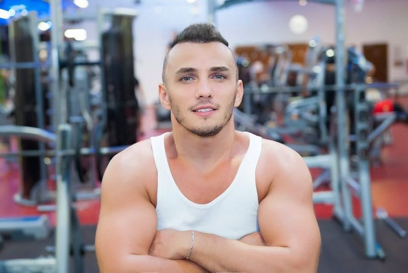 Mihai Trăistariu aude zgomote ciudate din mașina din spălat.