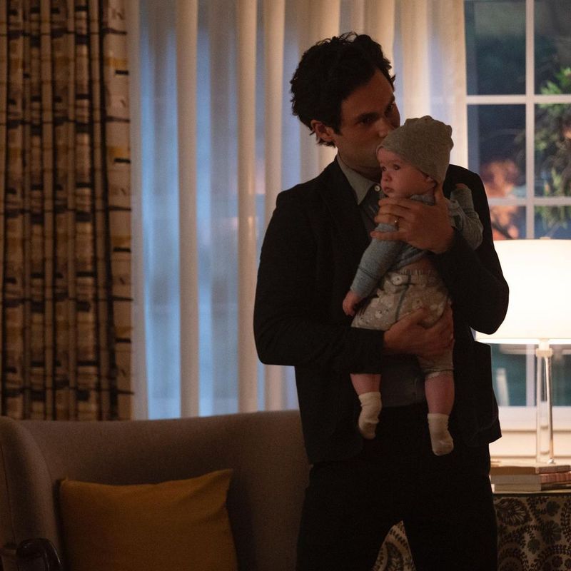 În sezonul 4 al serialului ”You”, drama se mută la Londra! Iată la ce să te aștepți de la cel mai nou sezon al serialului fenomen