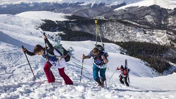 Mai e o săptăm&acirc;nă p&acirc;nă la cea de-a 12-a ediție Red Bull Oslea Hike & Ride, singura competiție din Rom&acirc;nia care &icirc;mbină urcarea montană cu freeride