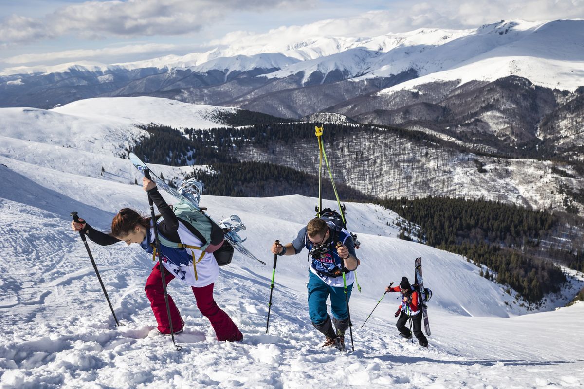 Mai e o săptăm&acirc;nă p&acirc;nă la cea de-a 12-a ediție Red Bull Oslea Hike & Ride, singura competiție din Rom&acirc;nia care &icirc;mbină urcarea montană cu freeride