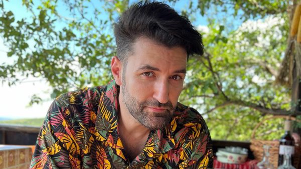 Smiley, reacție surprinzătoare după criticile la adresa filmului Teambuilding: &rdquo;Am&nbsp;căzut de pe canapea de r&acirc;s&rdquo;. Artistul sare &icirc;n apărarea producției