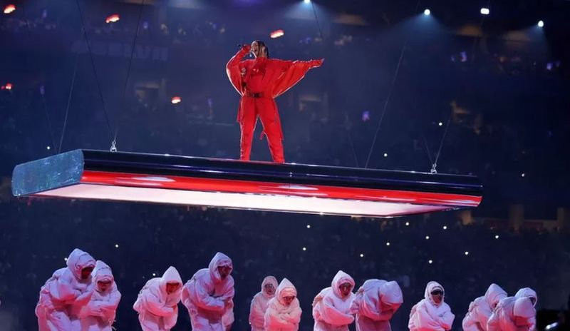 Rihanna a făcut spectacul la Super Bowl