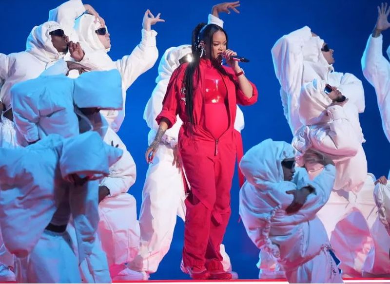 Rihanna, spectacol total în pauza de la Super Bowl 