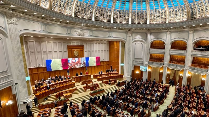 Rom&acirc;nii vor avea două noi zile libere: 6 si 7 ianuarie au fost introduse pe lista liberelor legale. Legea a fost adoptată de Camera Deputaților