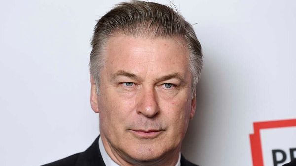 Alec Baldwin se întoarce pe platoul de filmare unde a ucis-o din greșeală pe directoarea de imagine a filmului „Rust”. Când vor începe filmările